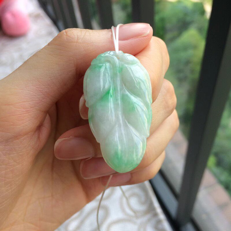 缅甸阳绿飘花翡翠色树叶吊坠