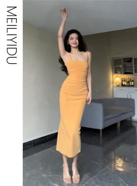 新款夏日方d领黄色无袖吊带连衣裙女法式气质褶皱修身包臀长裙子