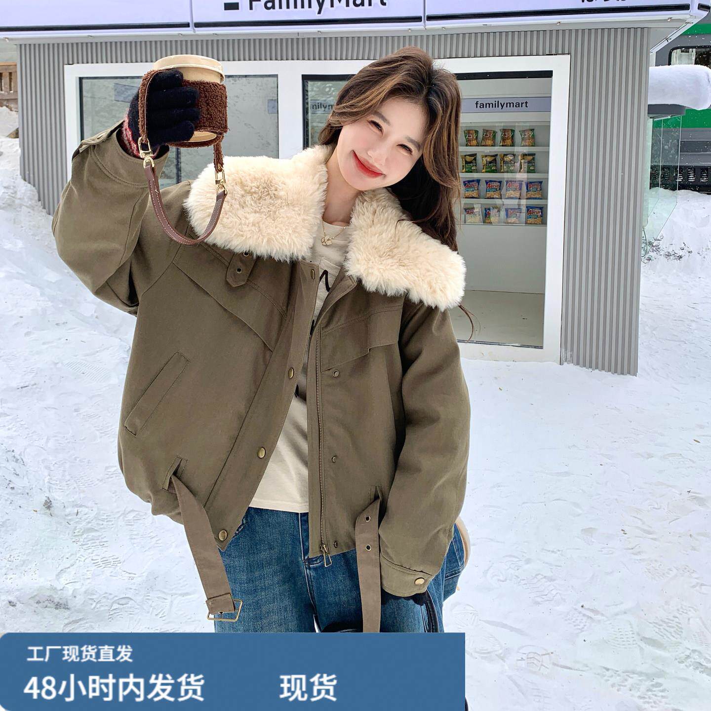 军绿色羊羔毛翻领派克羽绒服女短款2025冬韩系工装风收腰显瘦夹克