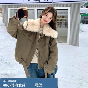军绿色羊羔毛翻领派克羽绒服女短款2025冬韩系工装风收腰显瘦夹克