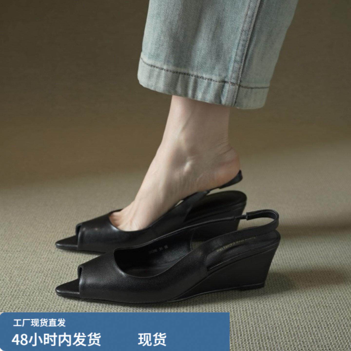 简约风黑色坡跟鱼口凉鞋女2026夏季新款露趾浅口不累脚后空高跟鞋