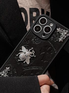 克罗心潮牌高级感皮质压纹适用苹果16ProMax手机壳iPhone14新款15小众皮质立体浮雕复古ChromeHearts金属饰品