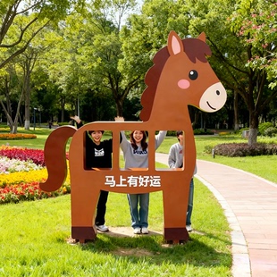新年马铁艺雕塑大摆件生肖马商场美陈卡通吉祥物景区公园打卡装 饰