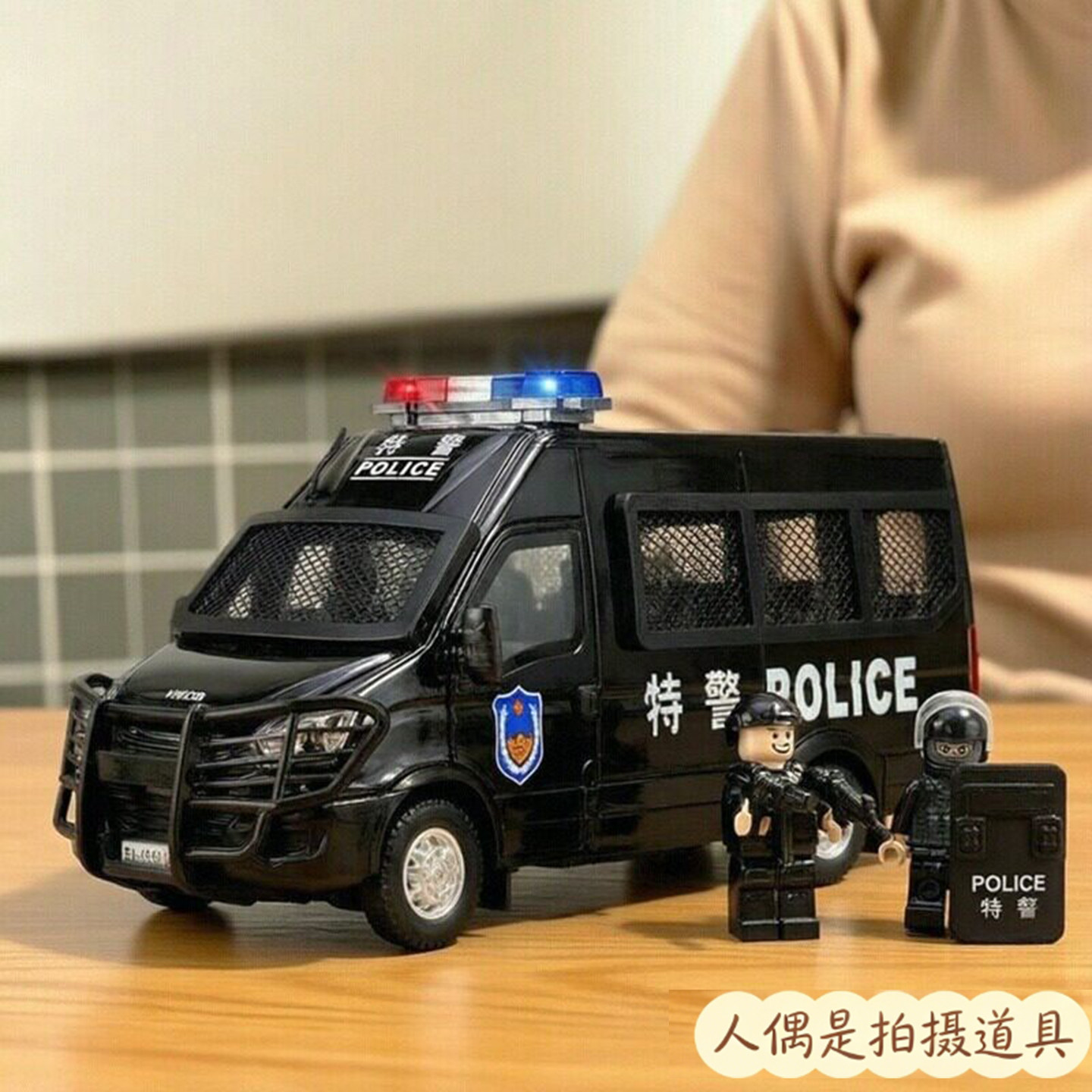 哄娃神器合金警车模型防爆铁网车窗可开十处可动按压声光四轮避震