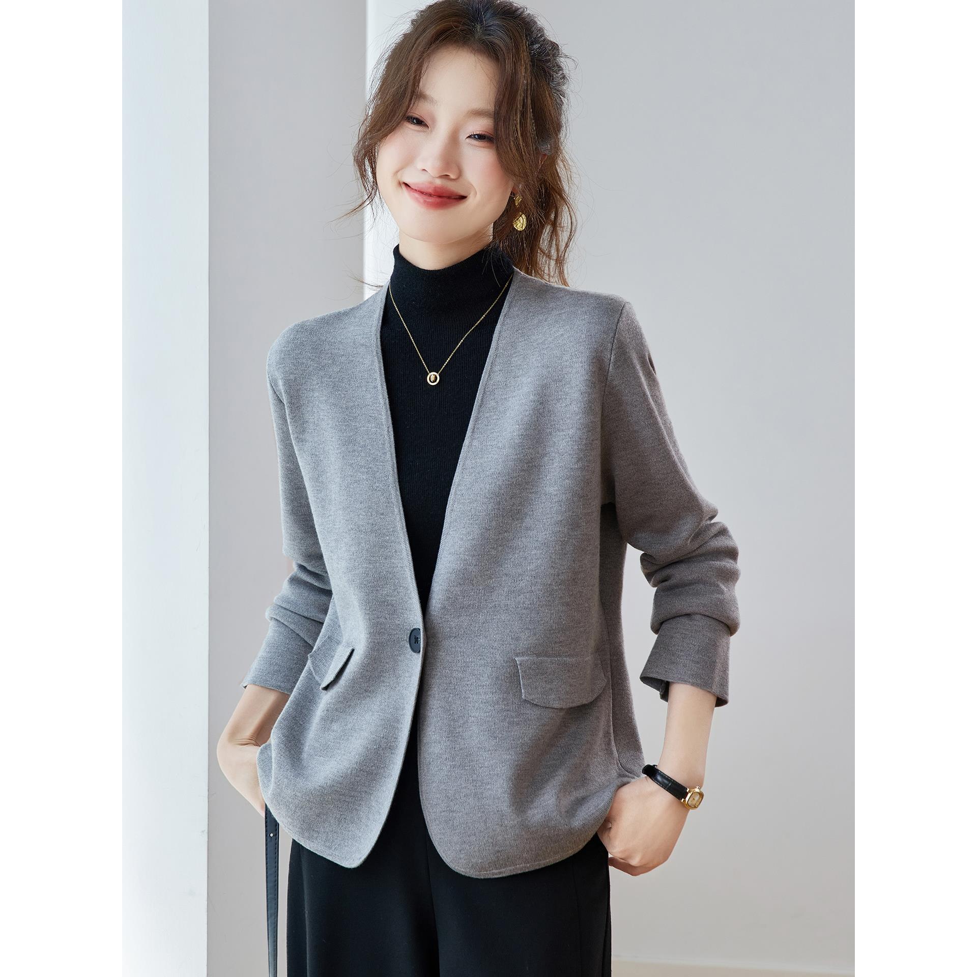 灰色西装外套女春秋2025新款今年流行爆款高级感气质外搭针织开衫