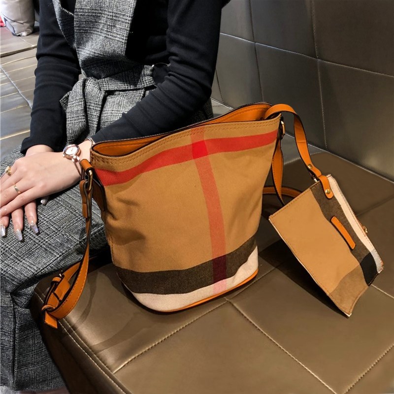 格子帆布包新款包包女2025年爆款水桶包条纹大容量韩版单肩斜挎包