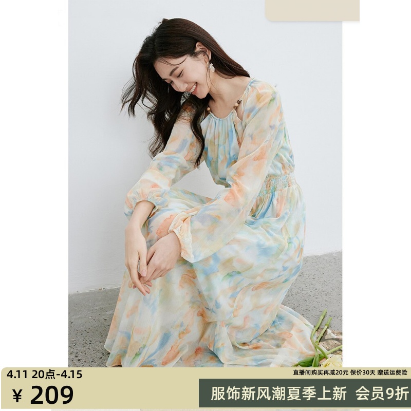 红袖折海边度假连衣裙春季2024新款女装渐变水彩印收腰圆领雪纺裙