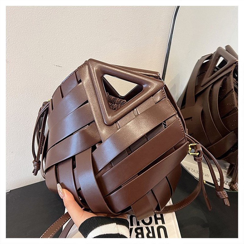 2024新款镂空菜篮子女包手工设计气质高级时尚倒三角手提编织女包