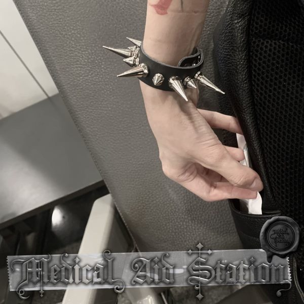 暗黑手环 铆钉个性手链 尖暗黑长克哥特PU钉朋嘻哈黑色皮质钉
