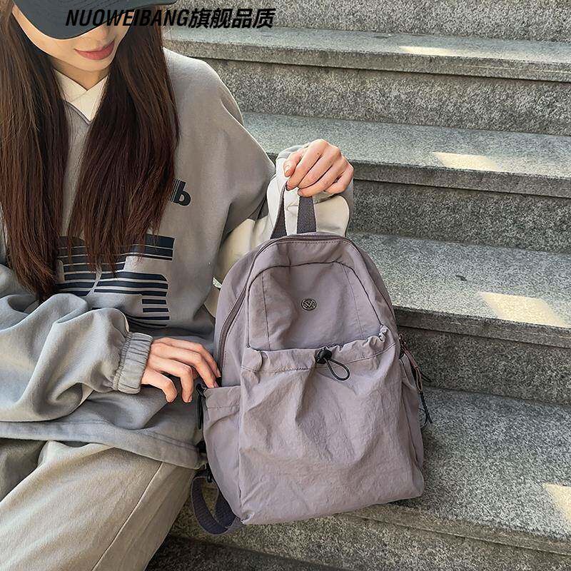 日系纯色户外登山包女轻便休闲双肩背包轻量化短途旅行运动背包
