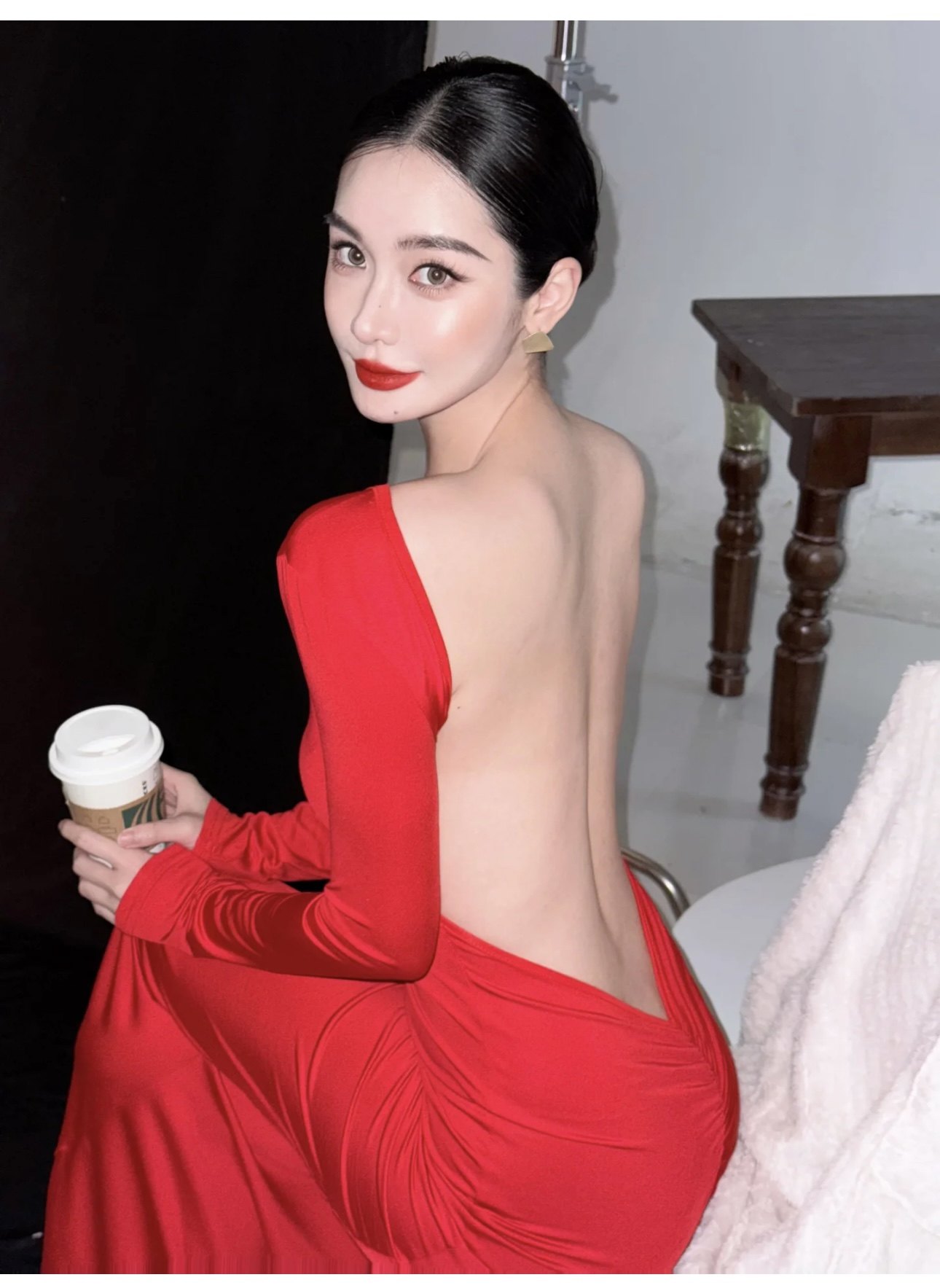 莫希MXON 美式辣妹大露背长袖连衣裙小众后褶皱纯色收腰显瘦礼服