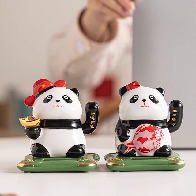 新熊猫陶瓷可爱太阳能摇手创意摆件家居客厅桌面店铺装饰车内饰品