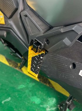 适用三阳哈士奇AiDV150改装件 折叠后脚踏板 Husky ADV 150配件