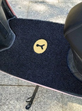 爱玛爱丽脚垫Q395电动电瓶车AM5z00DQT-24C踏板脚踏垫专用脚踩通