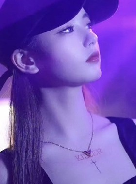 简约金色小众轻奢V字母项链女夏锁骨链网红不掉色耳环手链三件套