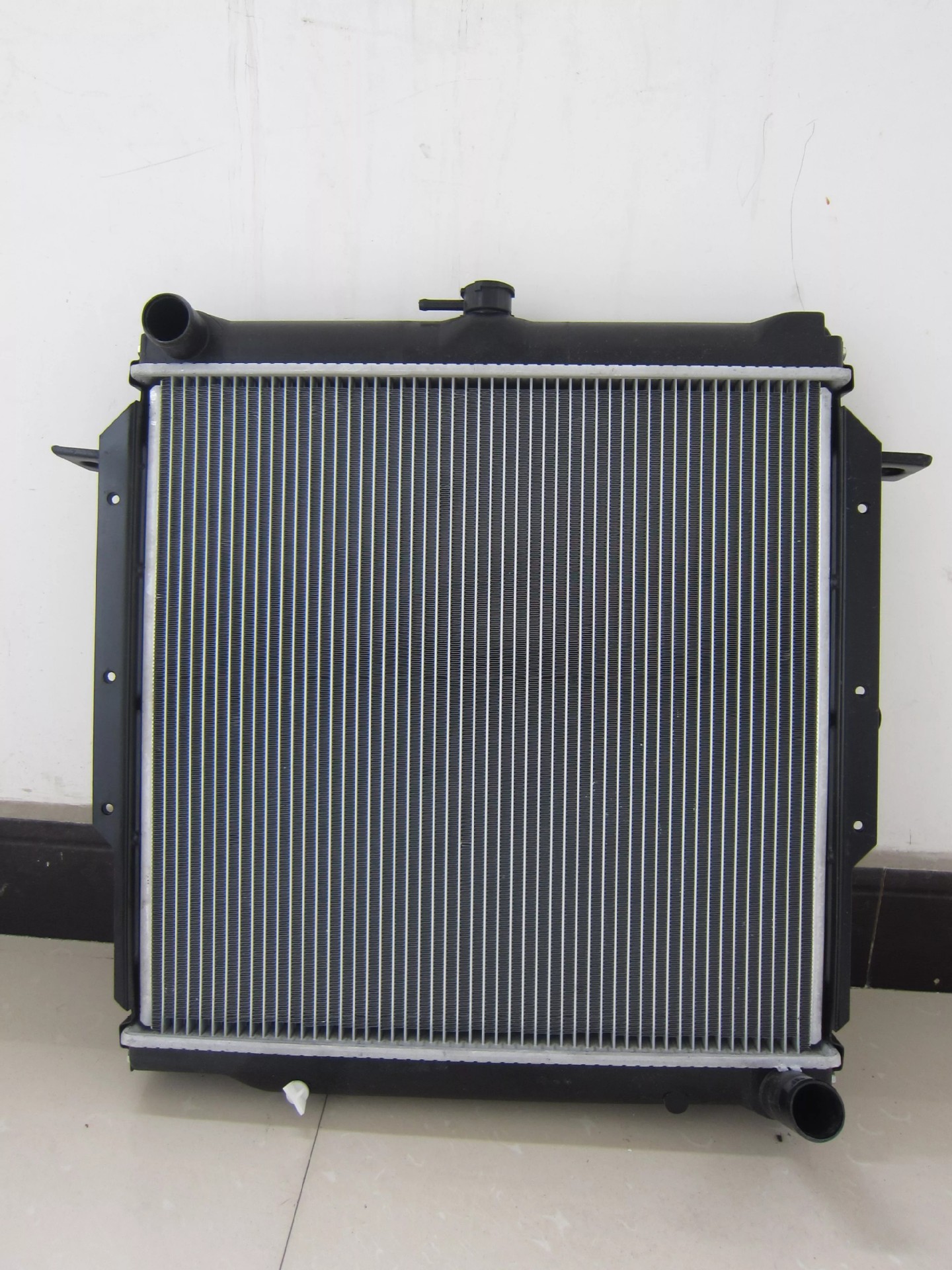 批发汽车零件铝散热器适用于LAND CRUISER 16400-79080