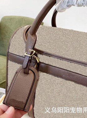 潮牌狗狗携带包航空箱宠物外出包皮革字母款狗包S博美马尔济斯泰