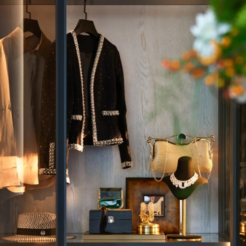 现代轻奢风样板间售楼处衣帽间软装搭配高奢小香风外套梳妆台套装