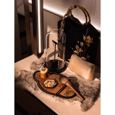 现代新中式样板房衣帽间展厅衣柜软装饰品梳妆台首饰托盘装饰摆件
