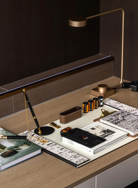 现代极简轻奢风名片夹样板间办公皮革书桌垫阅读售楼处软装搭配