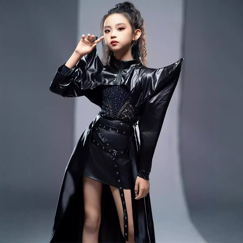 女童走秀夸张童模大赛黑色朋克赛车服儿童赛道主题T台秀潮服新款