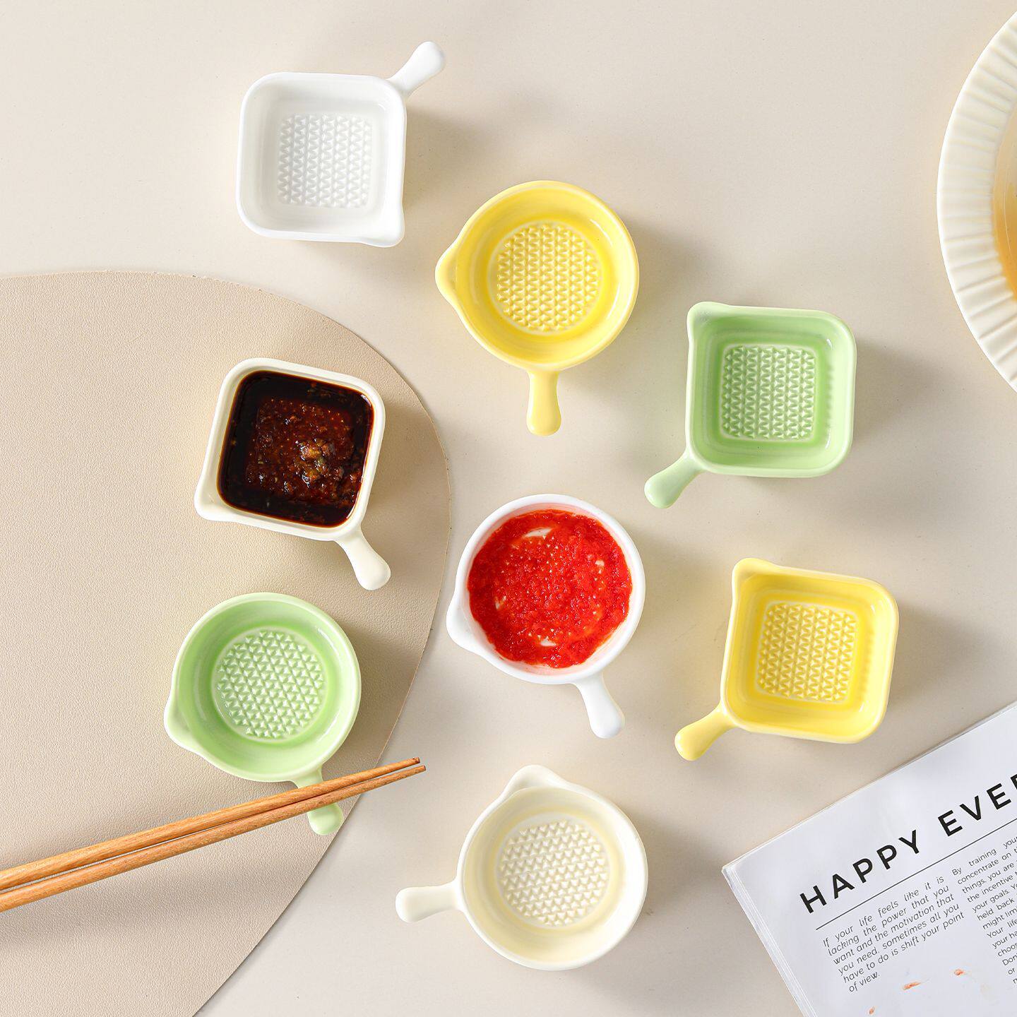 陶瓷简约圆形味碟家用蘸料碟筷子架筷托研磨碟调料小碟子