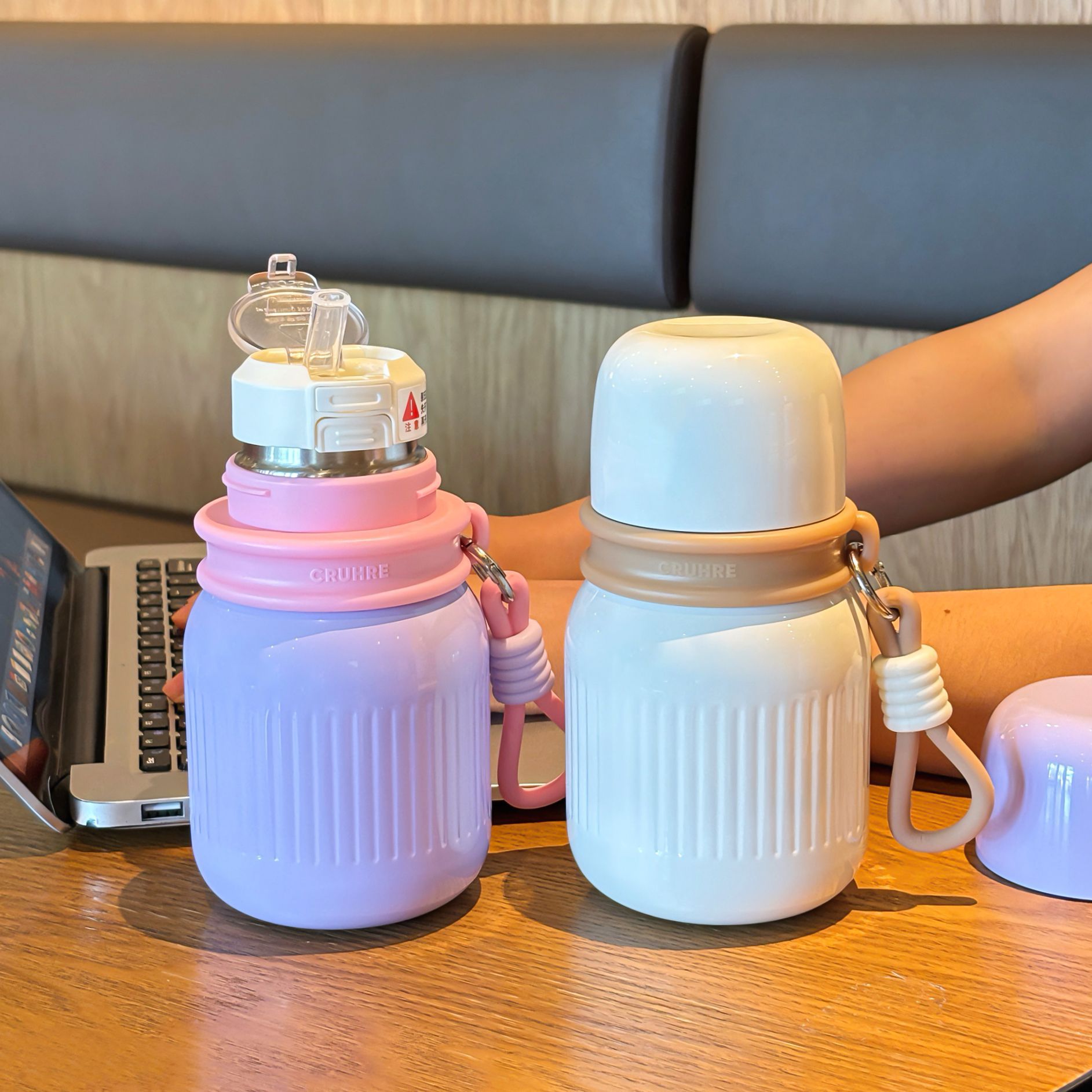 日本品质简约精致双饮保温杯坚固提环方便携带独立水杯盖硅胶吸管