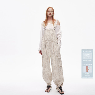 AVVENN自然花卉印花包容直筒慵懒牛仔背带裤 AL31311654