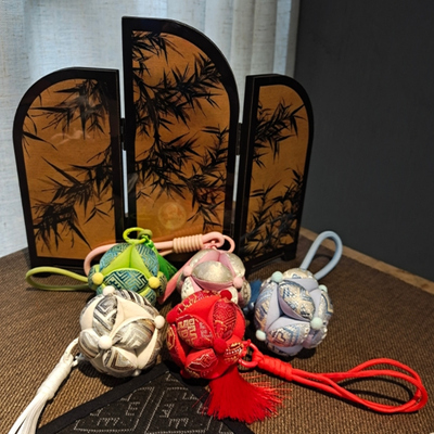 手工非遗绣球可挂式壮锦