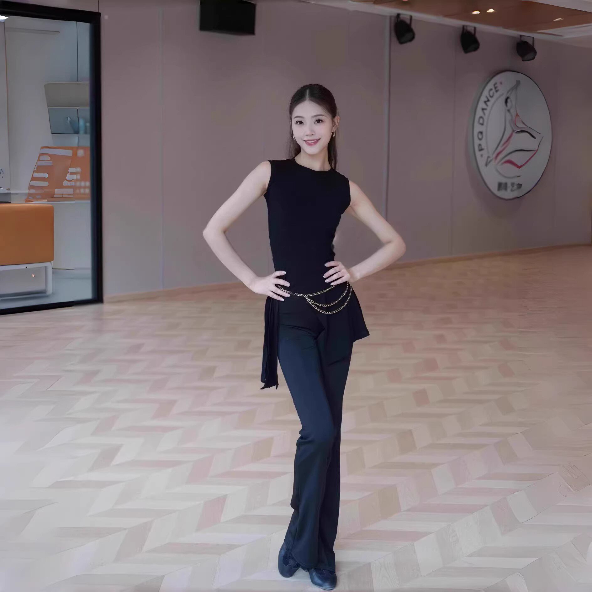 女拉丁舞服无袖背心遮臀搭喇叭裤