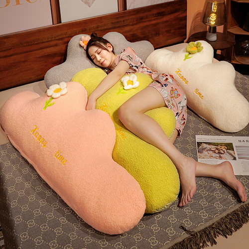 女生睡觉侧睡夹腿床上抱枕