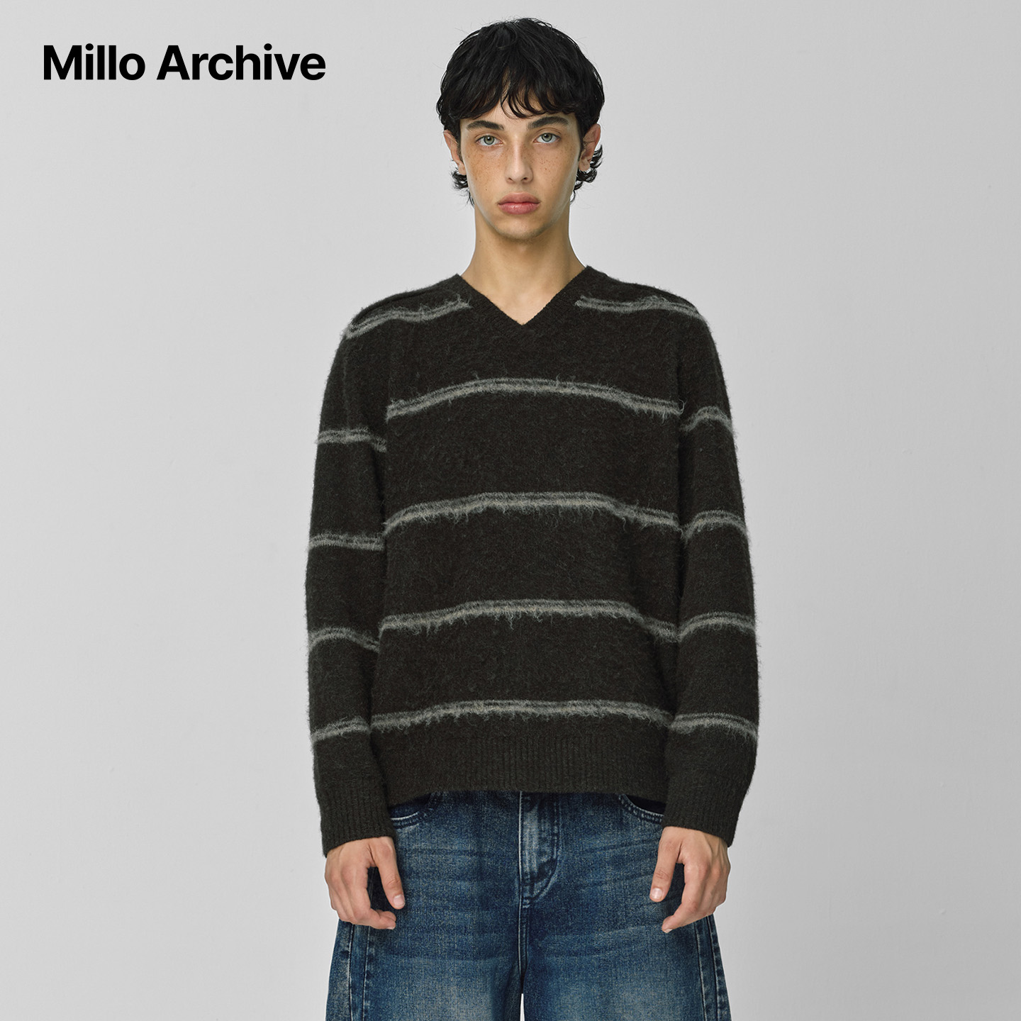 Millo Archive25秋冬慵懒风条纹V领针织衫男宽松百搭毛衣深灰色