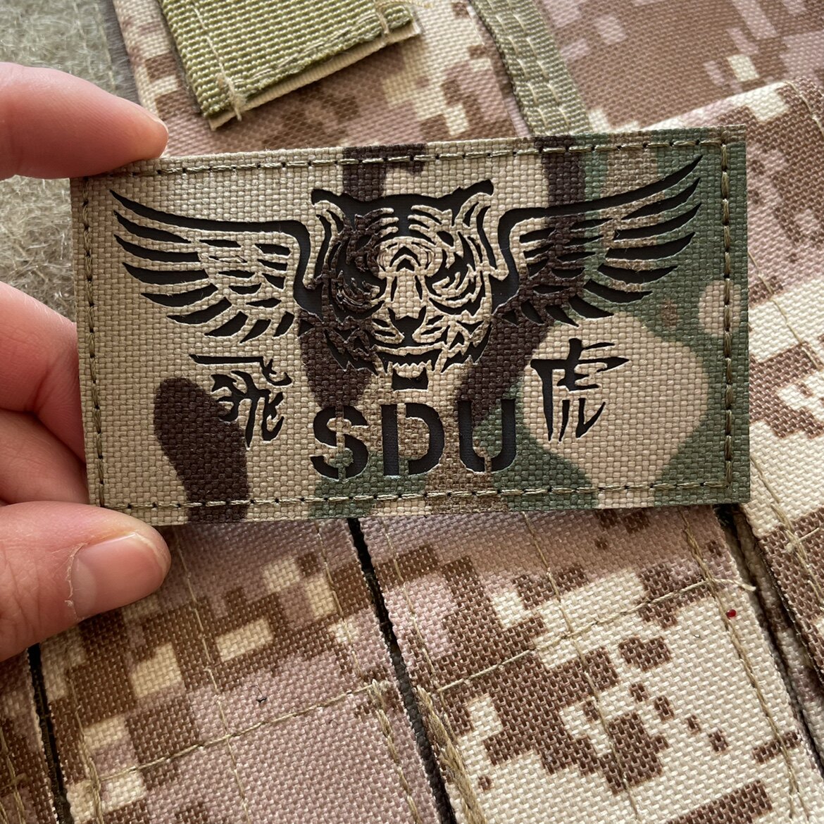 包邮香港sdu飞虎队纪念章反射徽章魔术贴章 低可视飞虎帽徽臂章