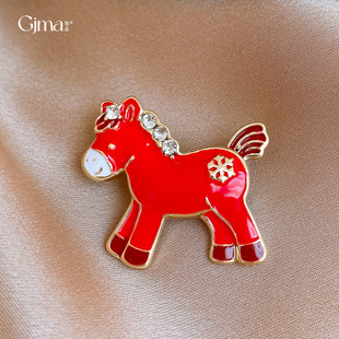新年红色滴油镶锆石小马胸针高级感轻奢胸花本命年时尚设计感胸饰