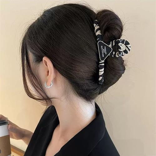 布艺豹纹字母三角发夹大抓夹韩版夹子气质高端后脑勺鲨鱼夹发饰女