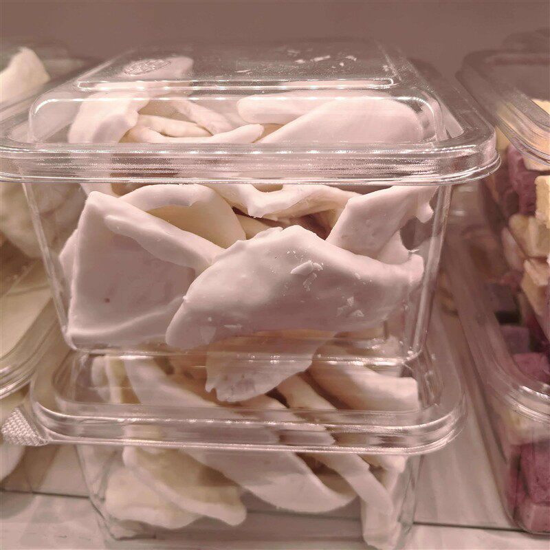 薛记炒货白巧椰子脆冻干椰肉巧克力涂层椰香味很浓很酥脆微甜美食