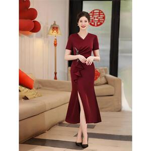 年轻婚礼妈妈装结婚礼服酒红色连衣裙2024新款夏高贵喜婆婆婚宴装