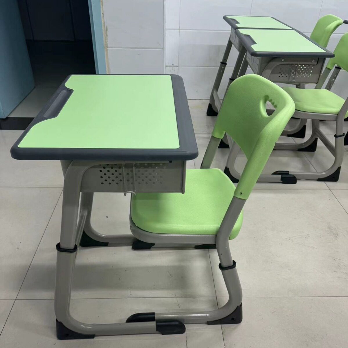 中小学生教室单人课桌椅
