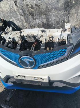 议价东南DX3前嘴总成，白色车身，轻微使用痕迹。含前保险杠、