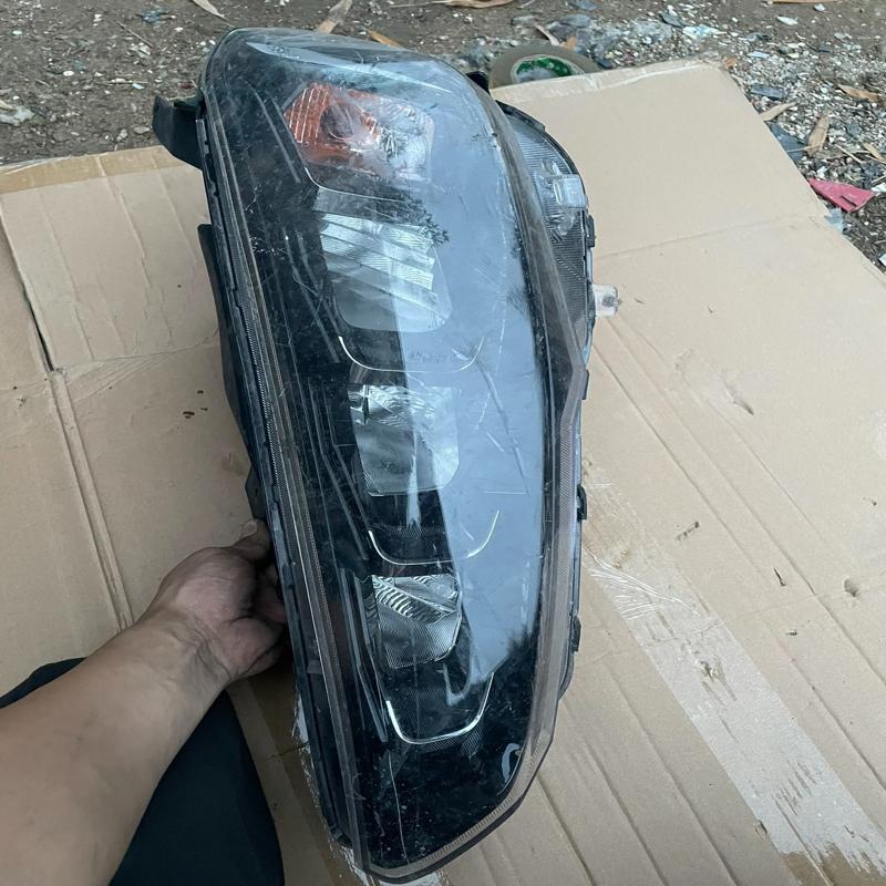 议价现代ix35  21款  右前高配LED破损大灯，面裂后