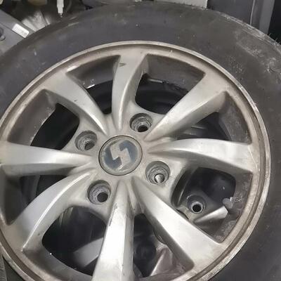 议价电牛二号轮胎轮毂，17570r14.成色很好，可备胎可装