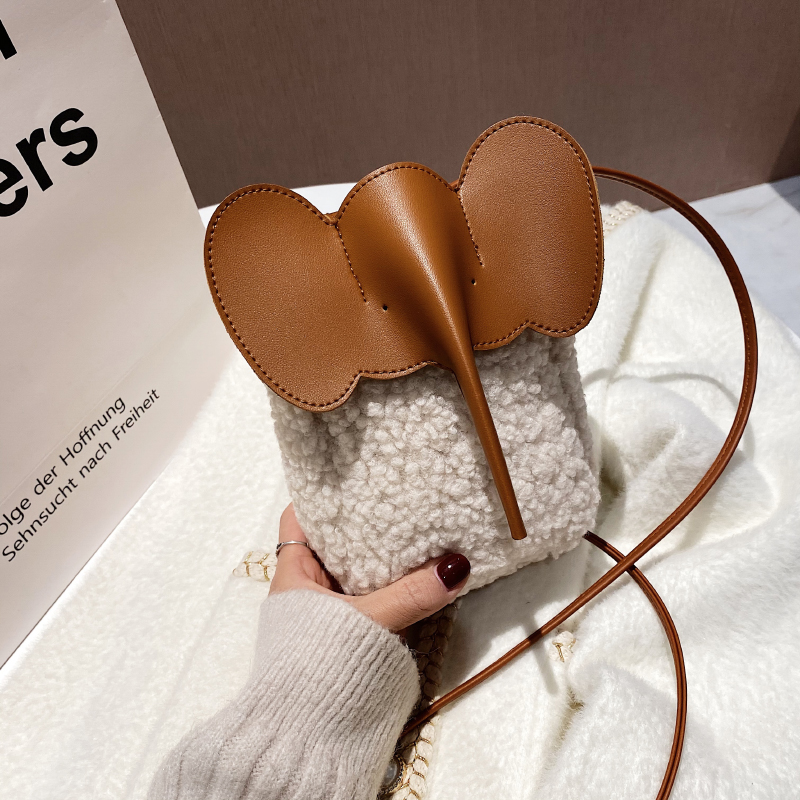 迷你斜挎小包包羊羔毛绒包超火毛毛包女可爱大象手机包上班通勤包