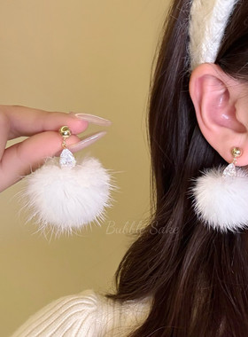 柏林漫雪 闪钻白色毛球耳钉女秋冬氛围感轻奢高级独特甜美耳饰品