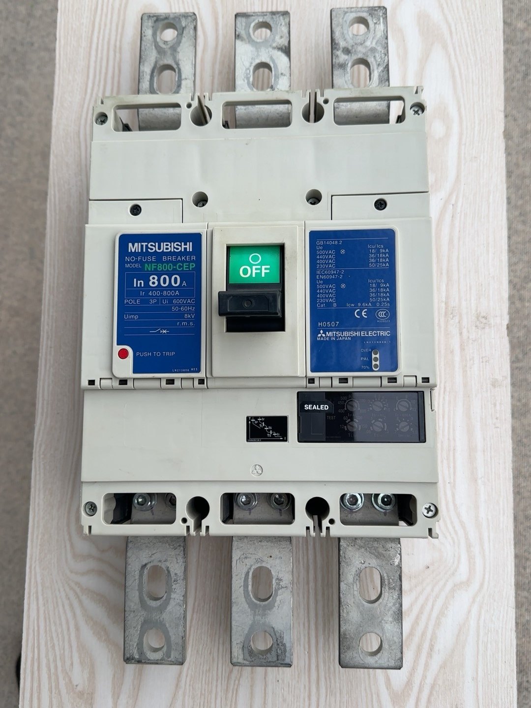 三菱塑壳断路器，型号：NF800-CEP，可调节400A-8