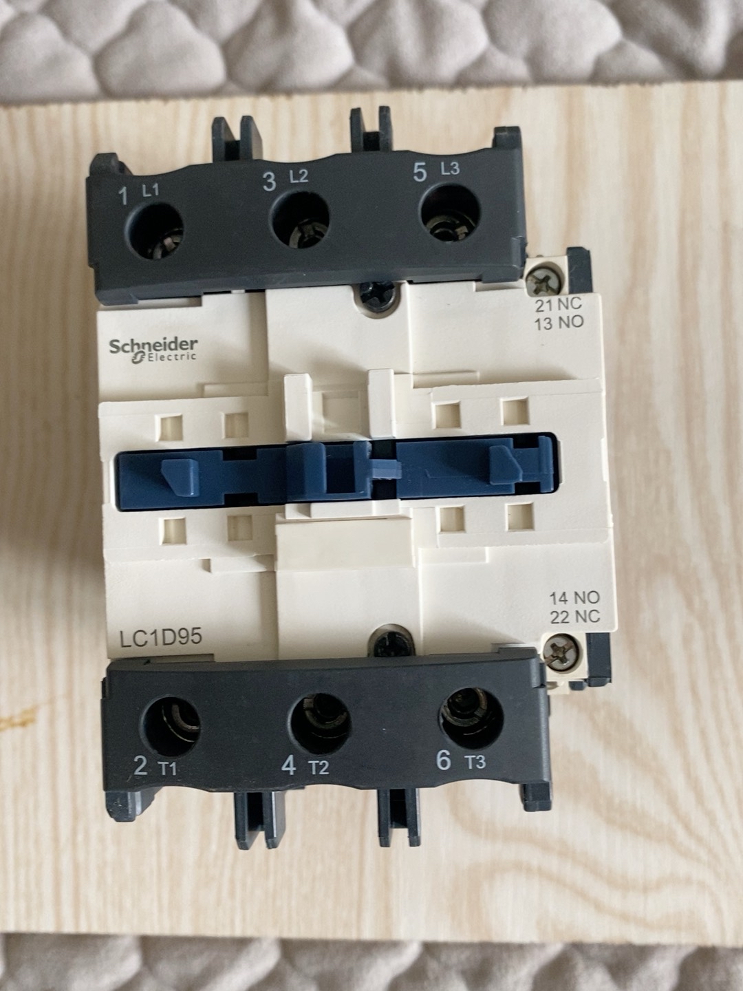 施耐德交流接触器 型号：LC1D95，线包220V触点完好，