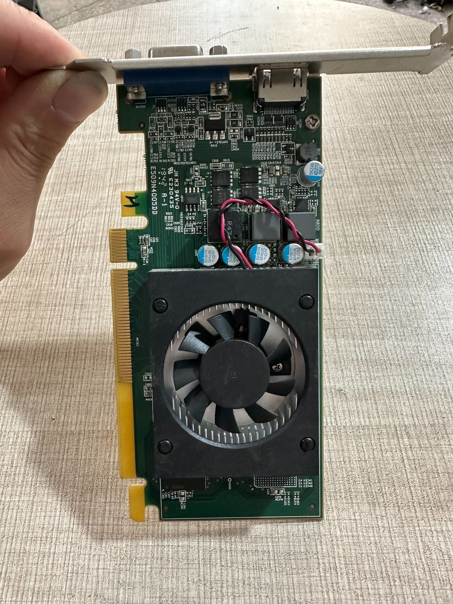 30张宝龙达R7200显卡1GD5 实物图！成色漂亮！性能完