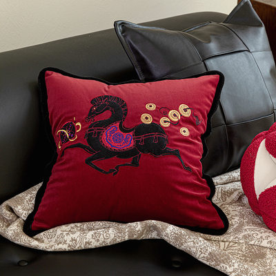 新年红马刺绣抱枕沙发靠垫