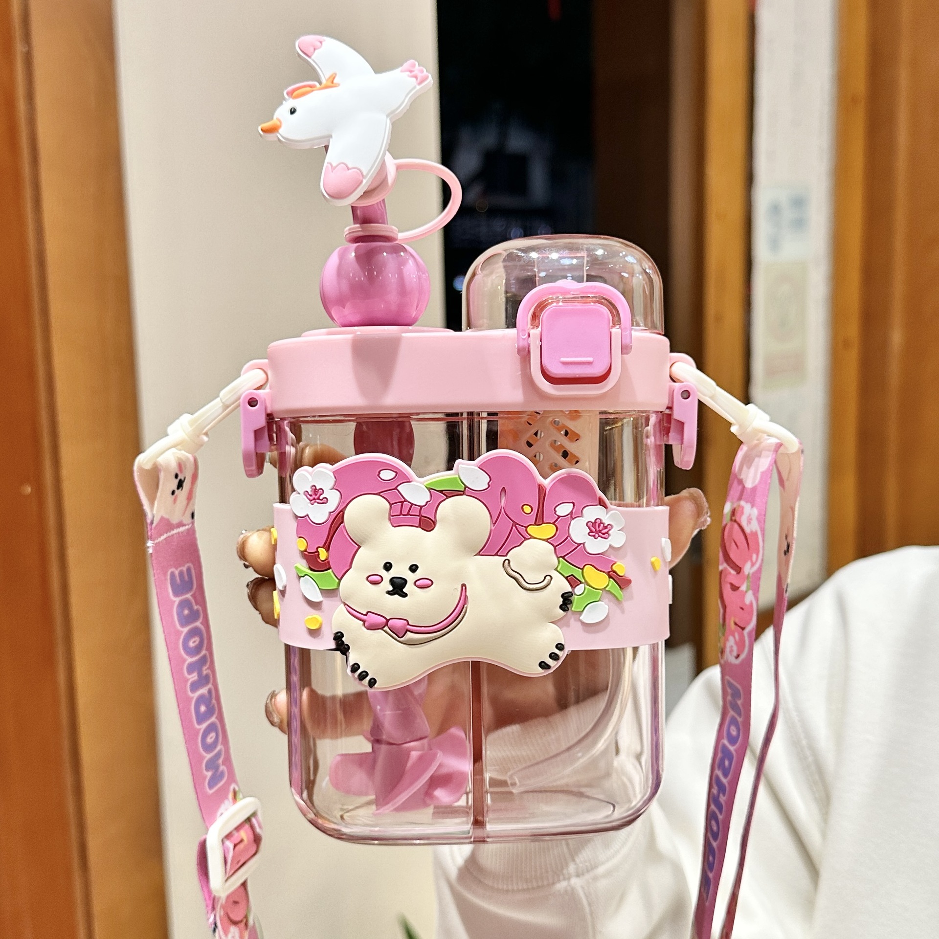 儿童吸管分仓双饮杯搅拌式水杯背带斜跨杯子2025新款卡通水瓶