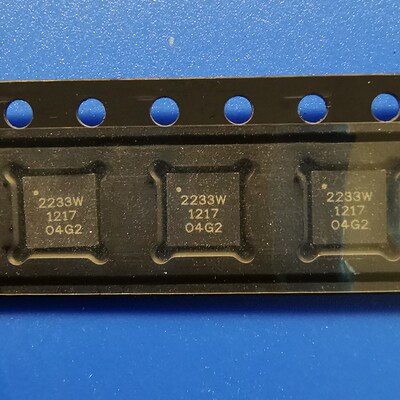 YP2233W 丝印 2233W QFN 700-2700MHZ 2.5W 射频功率放大器