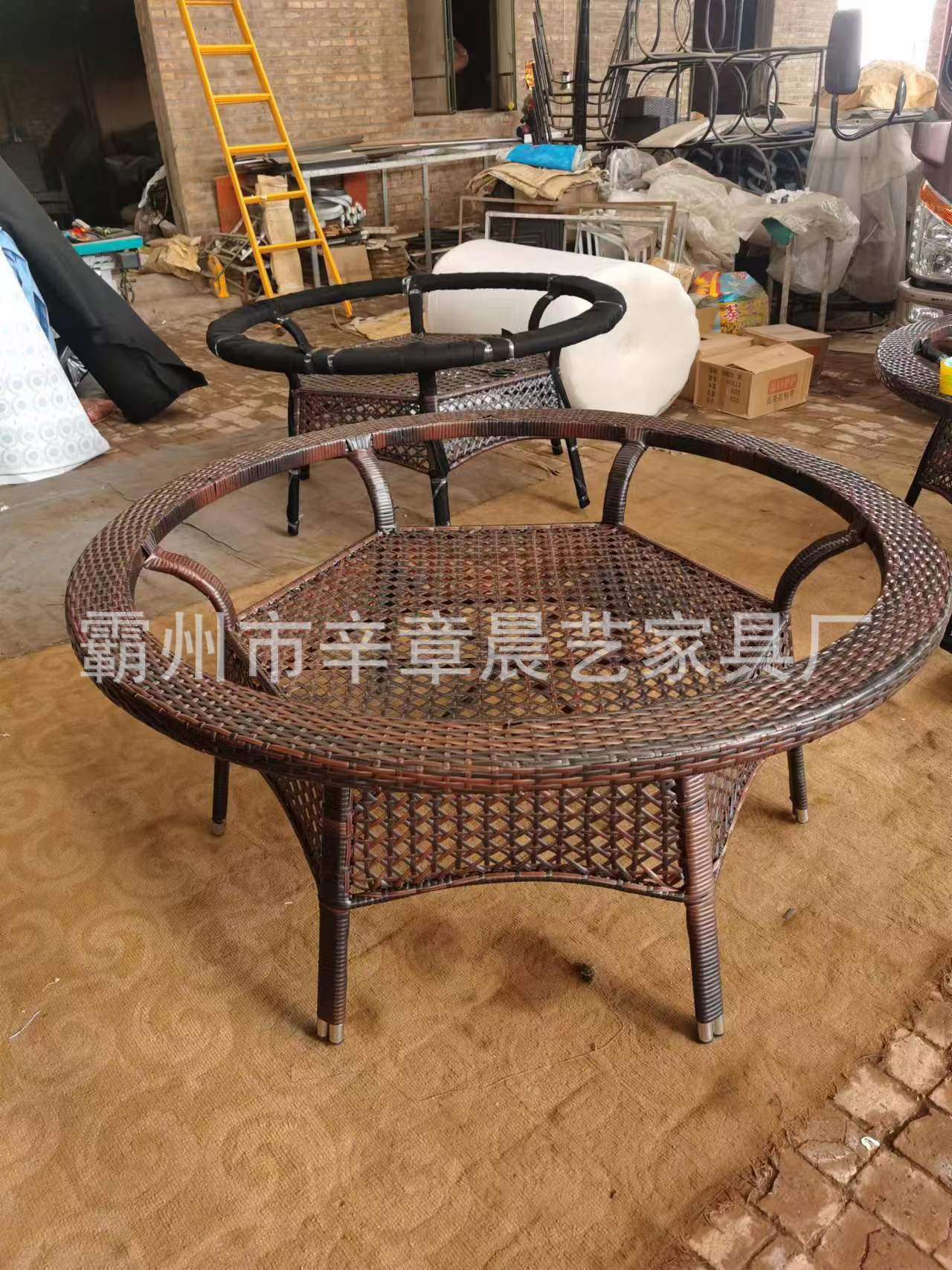 户外庭院桌椅 酒店餐饮餐桌椅组合 别墅花园休闲编藤大圆桌藤椅图片
